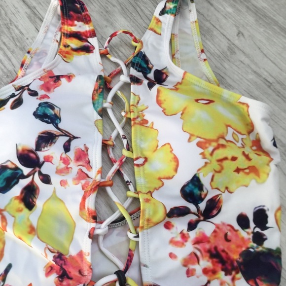 NWT White & Floral Swimsuit - M/L - Picture 7 of 8